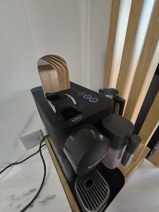 Máquina de café nespresso lattissima