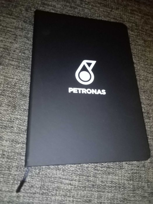 Petronas-kalendarz, notes