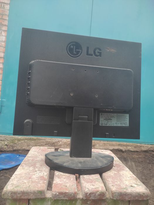 Монітор  LG 1952s 19" дюймів.екран ціленький.блок живлення неробить