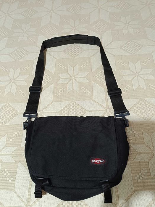 Mochila tiracolo preta eastpak