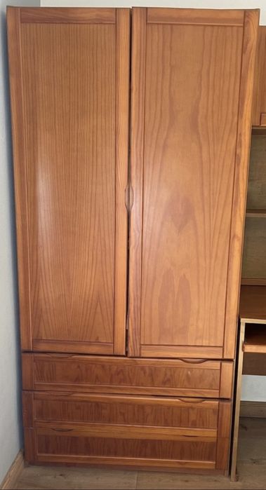 Conjunto de móveis de quarto em madeira