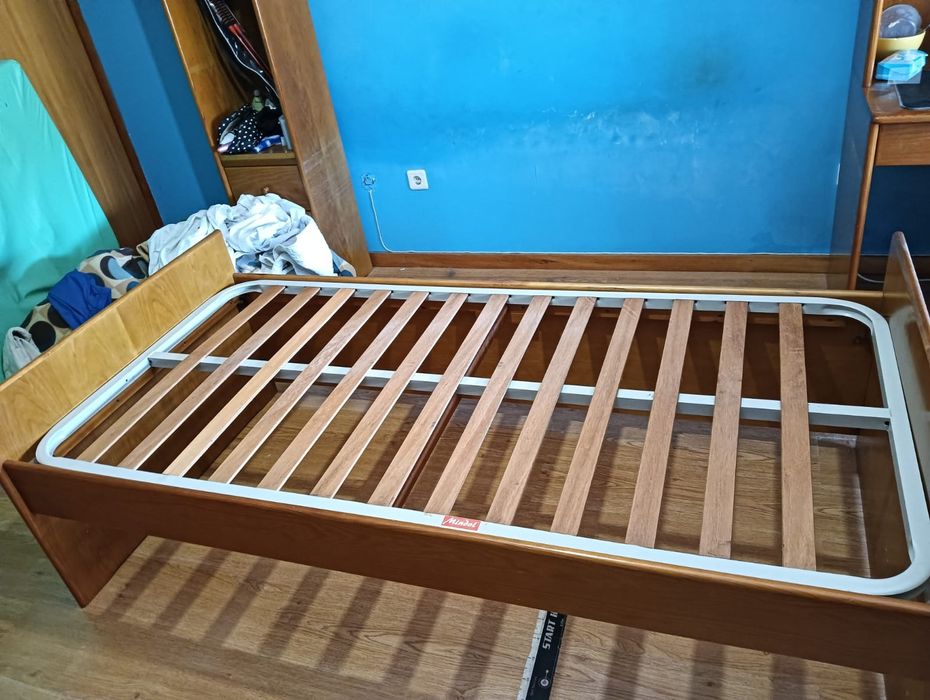 Cama de solteiro em madeira de pinho com estrado