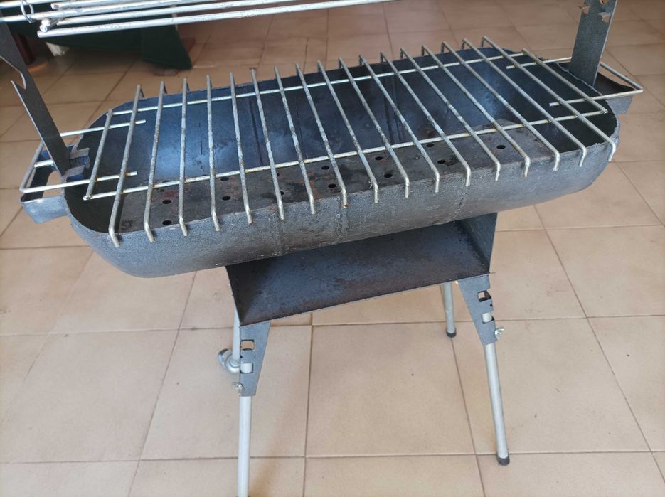 Grelhador portátil de ferro fundido com rodinhas