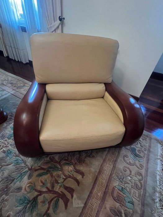 Sofa e poltronas 100% pele natural e madeira