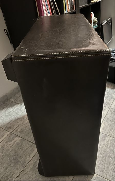 Mesa de centro em couro com vidro Fosco