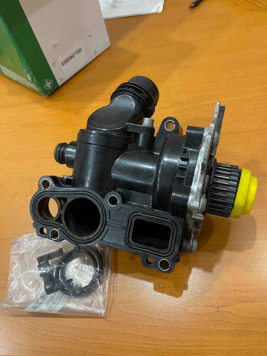 Помпа в сборе с корпусом и термостатом Audi A4 b8 (2012-2015)