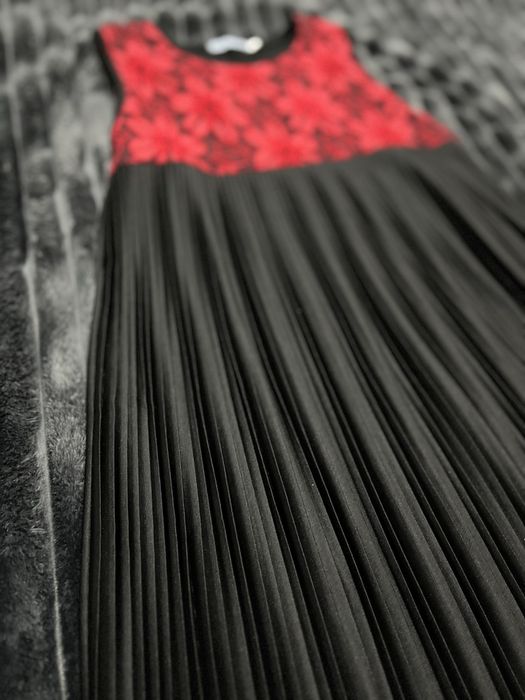 Vestido plissado com renda da A&J