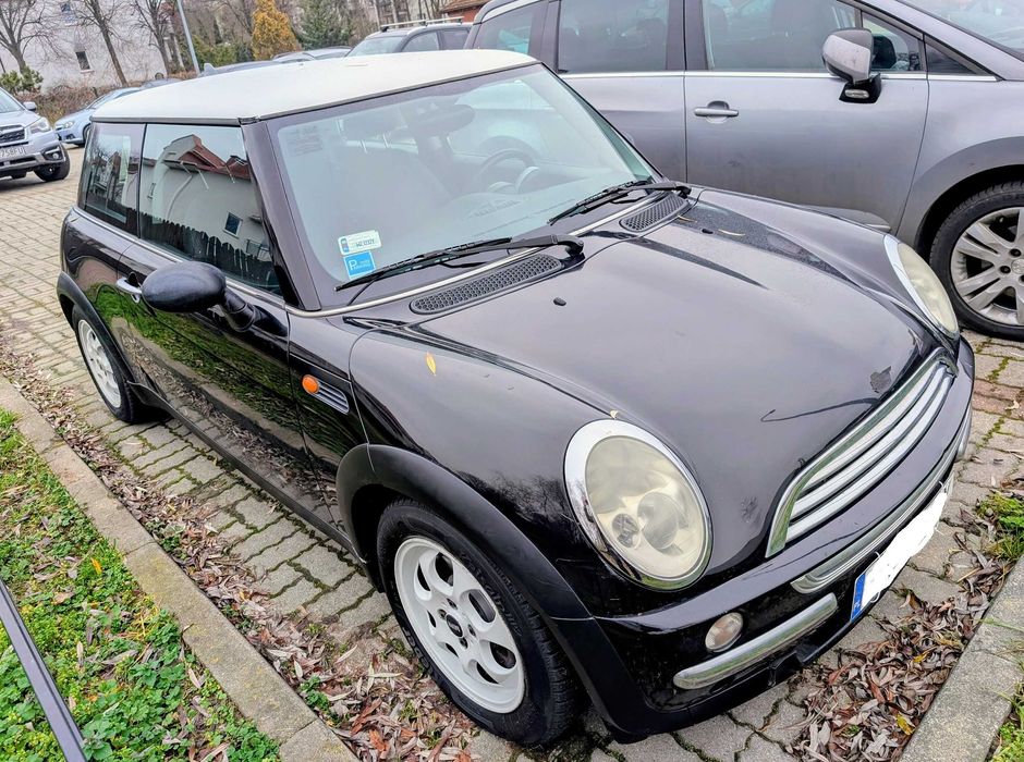 Mini Cooper z 2004 roku w dobrym stanie technicznym