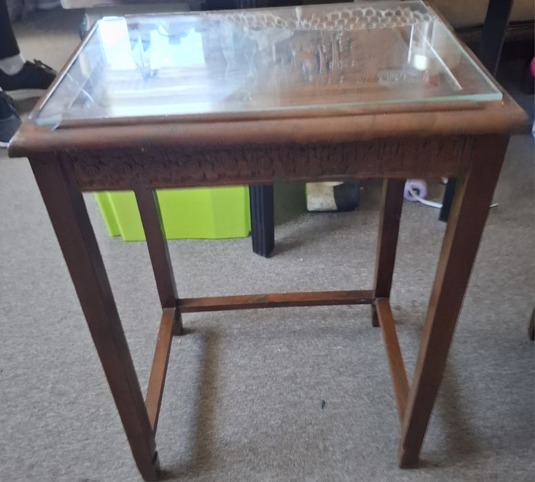 Zestaw stolików kawowych typu „nesting tables”