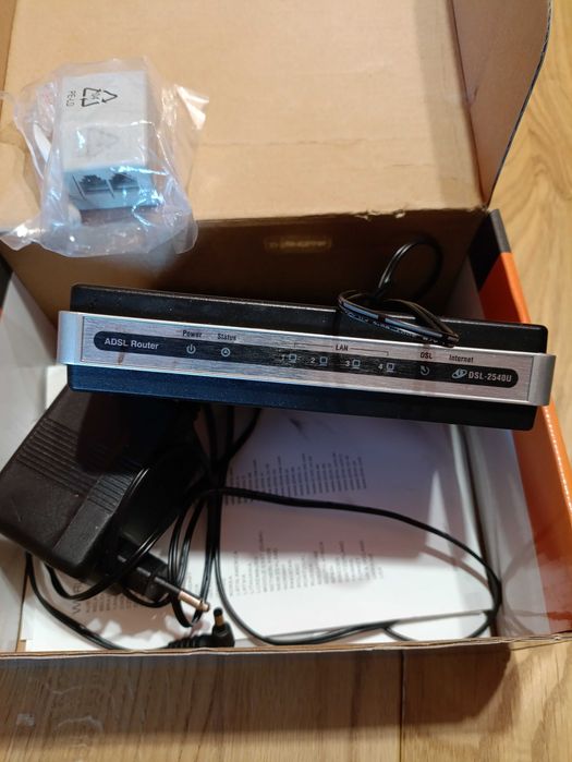 спутниковый ресивер, маршрутизатор  и DVD плеер ( см.фото )