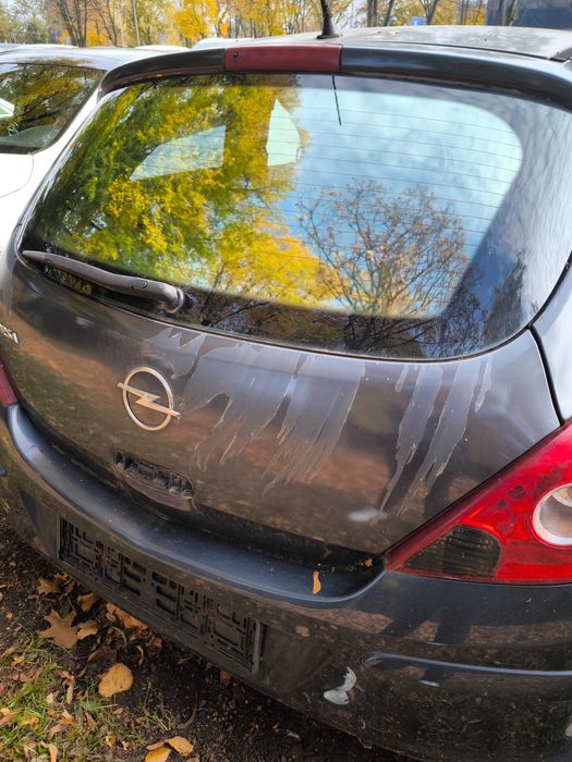 Opel Corsa D, uszkodzony.
