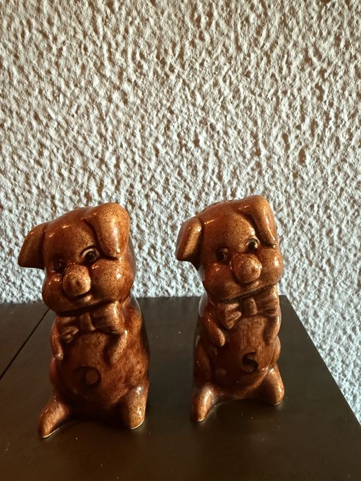 Saleiros com o formato de porquinhos