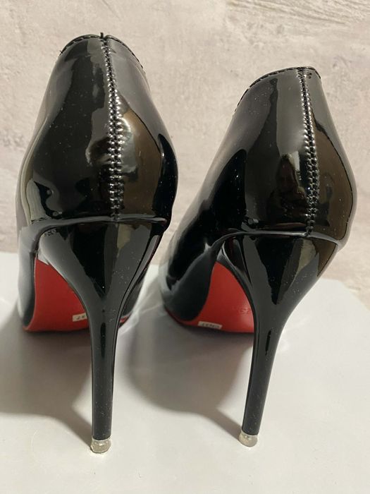 czarne szpilki lakierowane