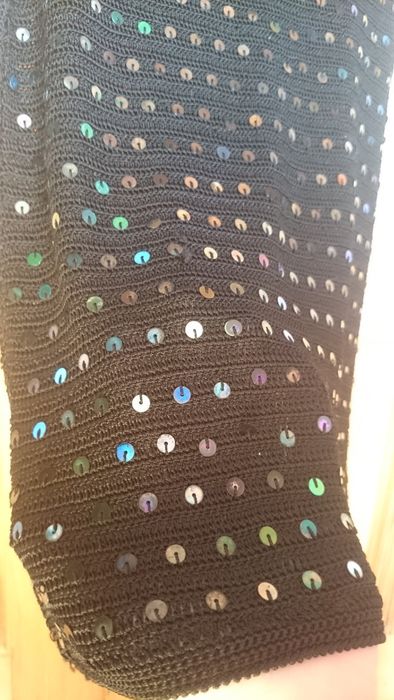 Czarna ażurowa bluzka z cekinami