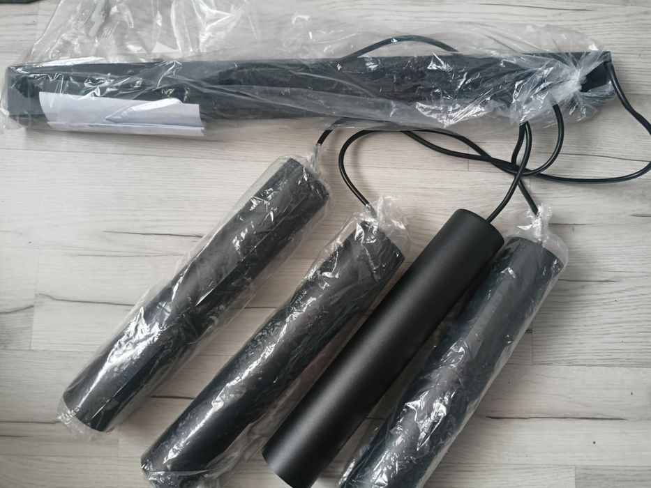 Czarna metalowa lampa sufitowa tuba z oświetleniem LED