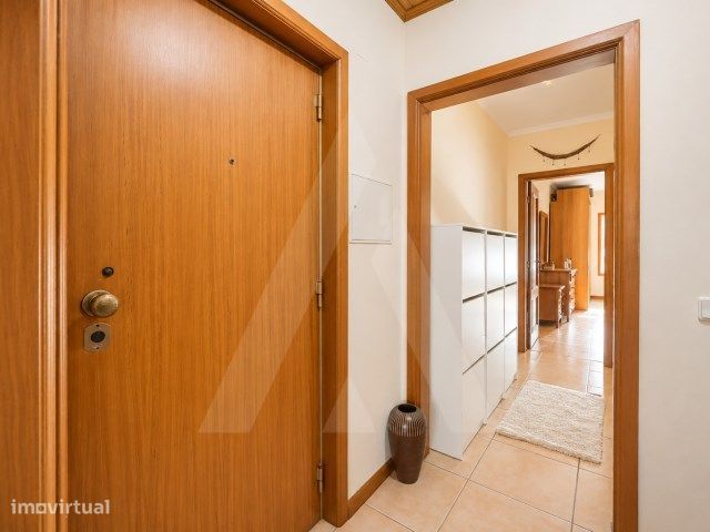 Apartamento T1 com garagem fechada na Praia da Barra