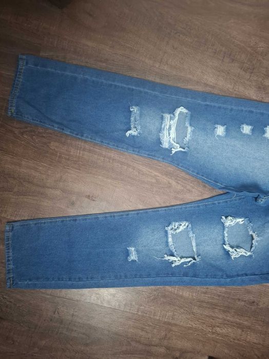 Jeansy z modnymi przetarciami (154)