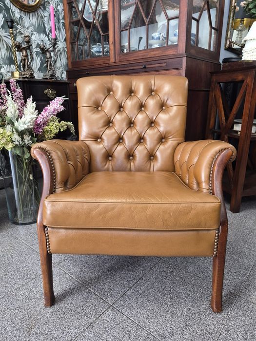 Poltrona Clássica Vintage em Pele Legítima Caramelo (Capitonê)