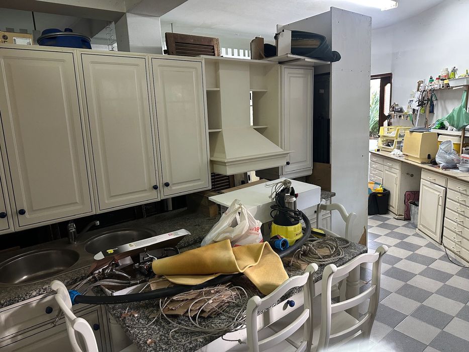 Cosinha usada completa com electrodomestics + 1 mesa e 4 cadeiras