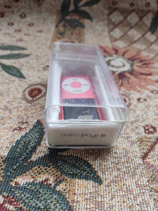 iPod красного цвета под ремонт или на запчасти