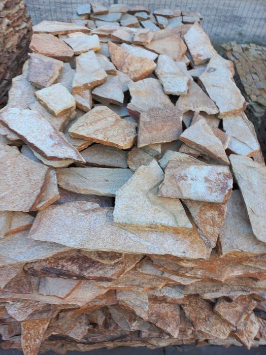 Облицювальний камінь.