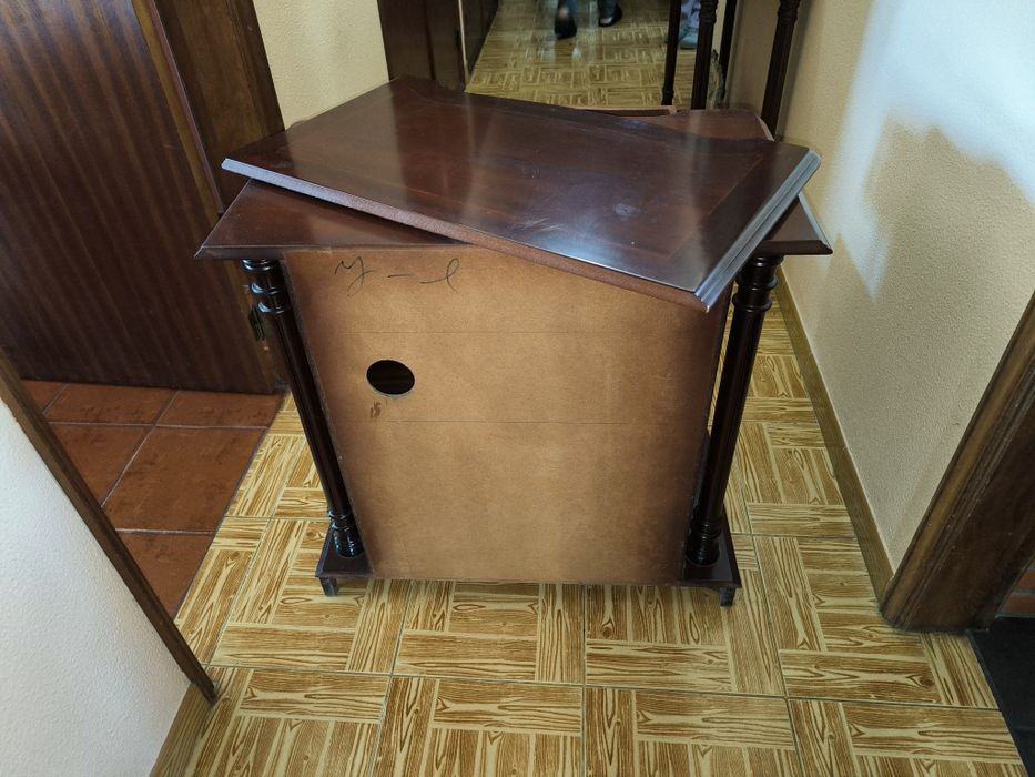 Armário arrumação e televisão em madeira.