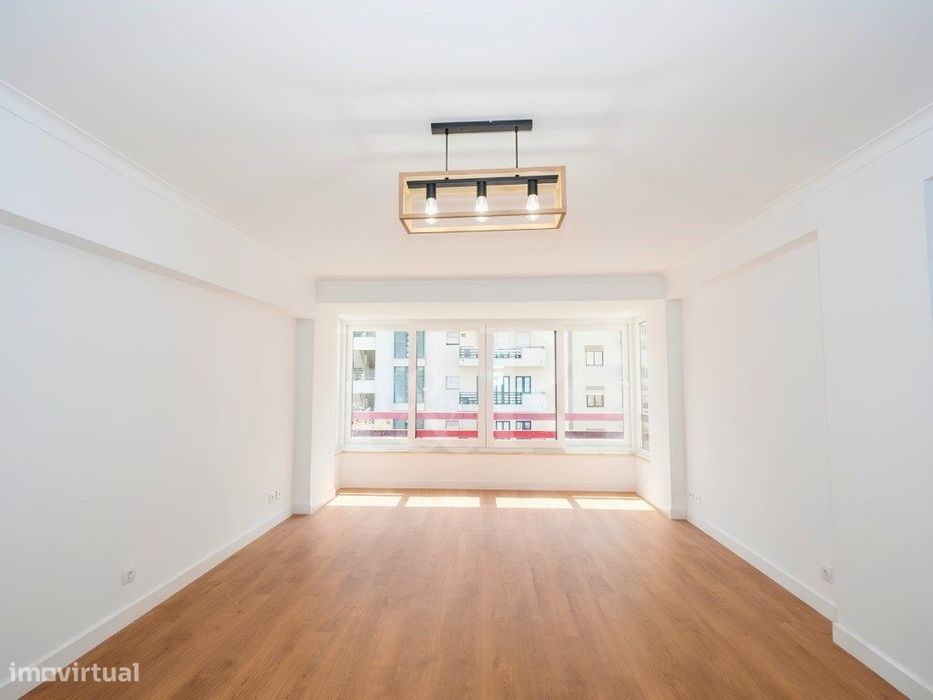 Apartamento T3 com varanda e estacionamento na Estrada da Luz, Lisboa