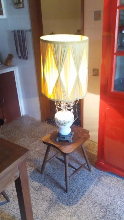 Candeeiro eléctrico com base em metal e porcelana pintada