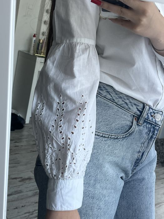 Biała elegancka koszula z pięknymi rękawkami