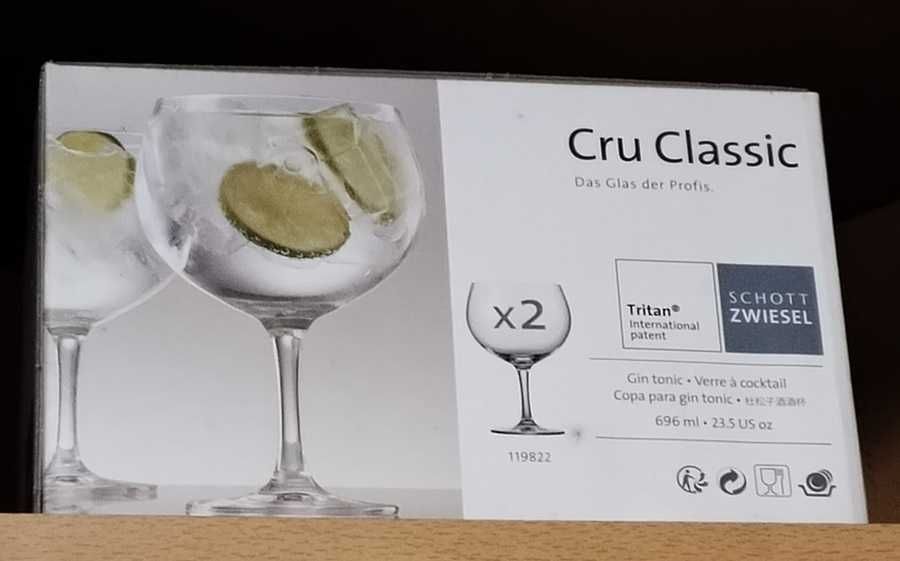 Copos • 9 Champagne • 9 Vinho • 2 Balões de Gin + 2 Água Zwindel