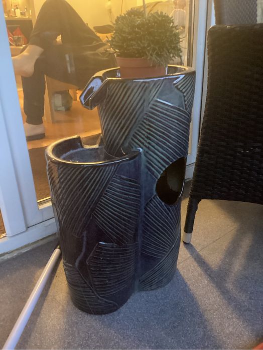 Fontanna ceramiczna odcien niebieskiego pekniecie