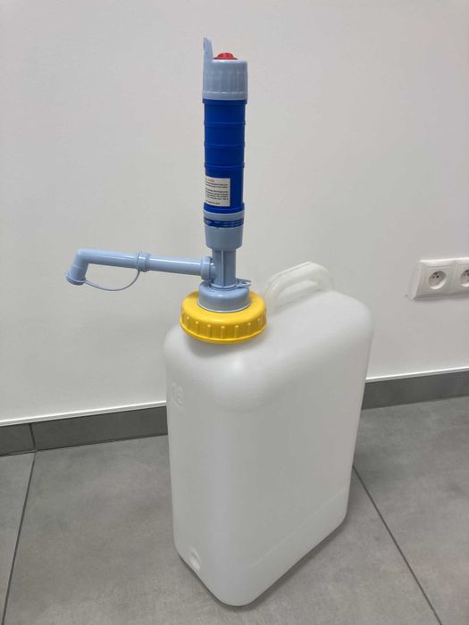 Kanister na wodę Comet z elektryczną pompką.