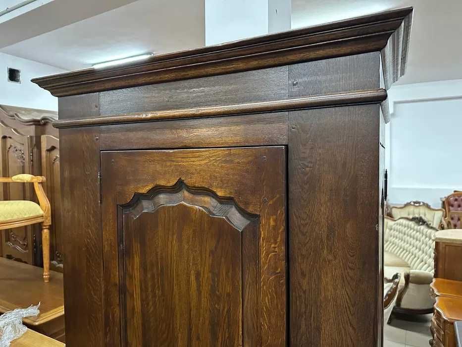 Wyjątkowa, klasyczna szafa z drzwiami bocznymi i szufladą.
