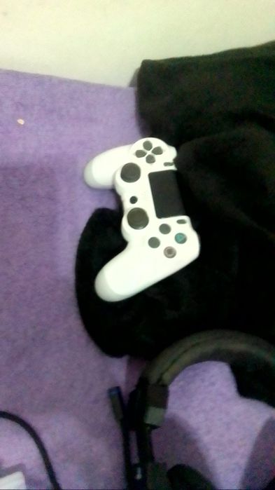 Ps4 com dois comandos mais pc portátil da Samsung mais jogos