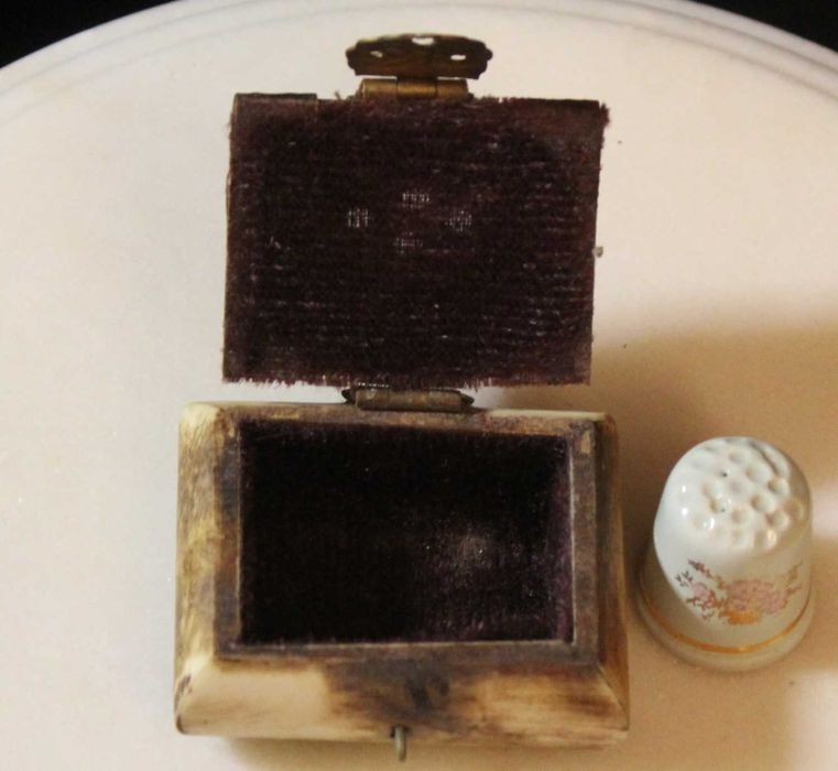 Caixa de joias vintage em osso com dobradiças em latão, anos 70.