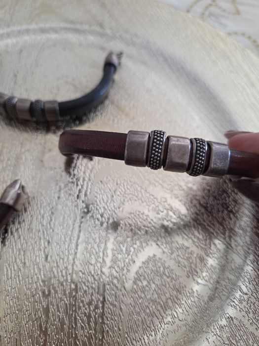 3 pulseiras com símbolos