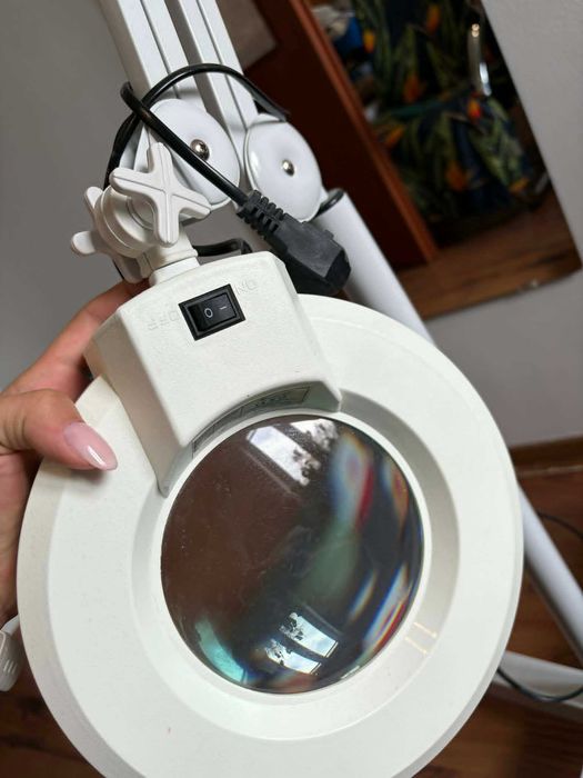 Fotel do pedicure z lampą lupą ze statywem oraz taboret na kółkach