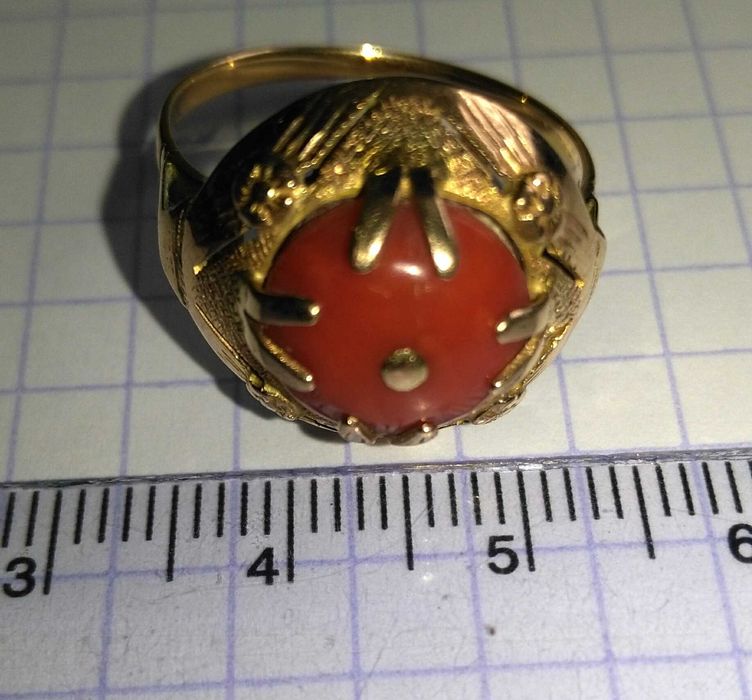 złoty pierscien z koralem