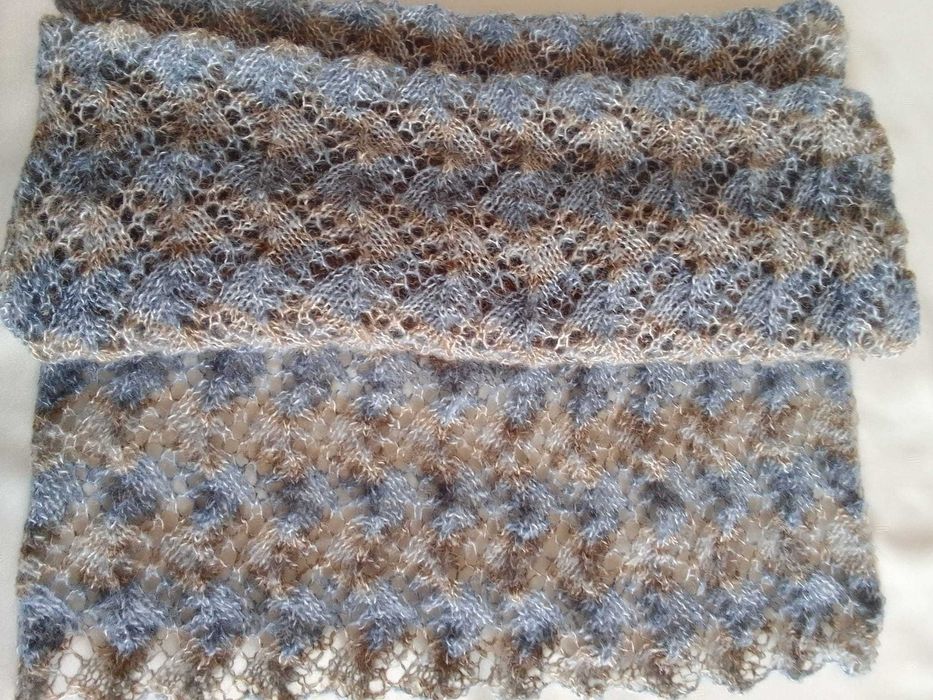 Szal ażurowy robiony na drutach