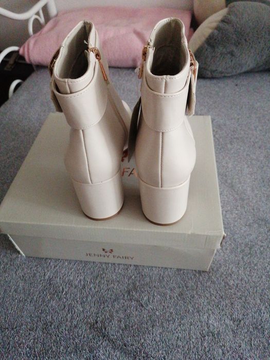 Botki w kolorze beżu.