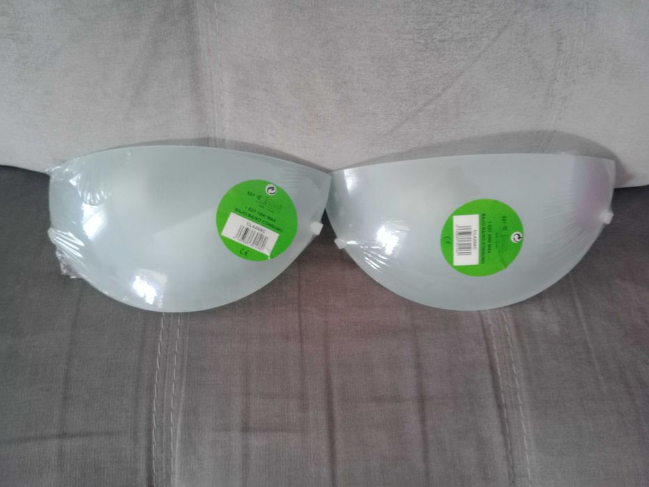 Dois candeeiros de parede