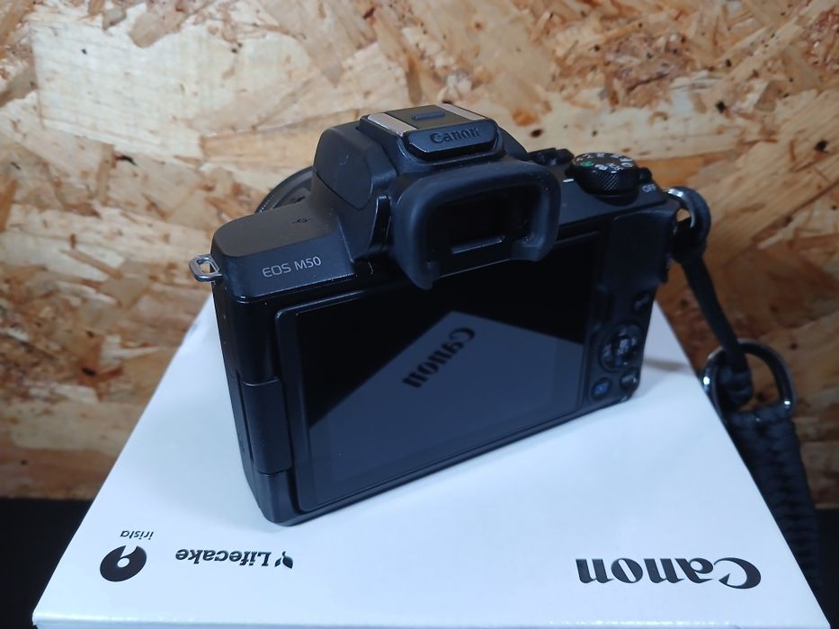 Canon EOS M50 + 15-45mm + Extras