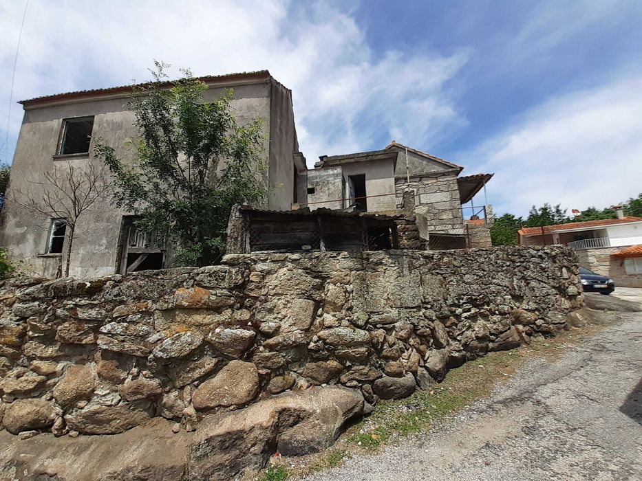 Vende-se Moradia em pedra para remodelação