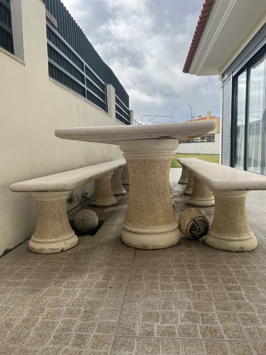 Mesas de exterior em pedra.