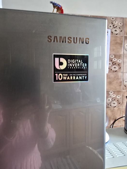 Frigorífico com congelador em cima a funcionar inox  ncionar