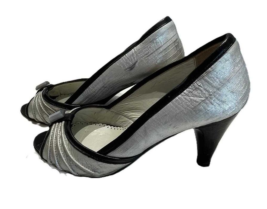 Sapatos prateados Missanga – elegantes e originais