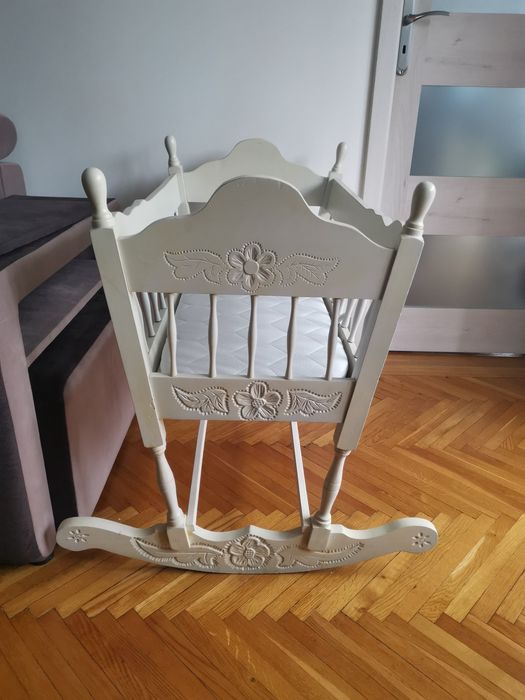 Kołyska drewniana rzeźbiona