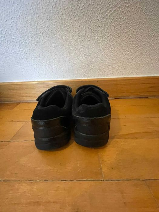 Sapatos elegantes para menino