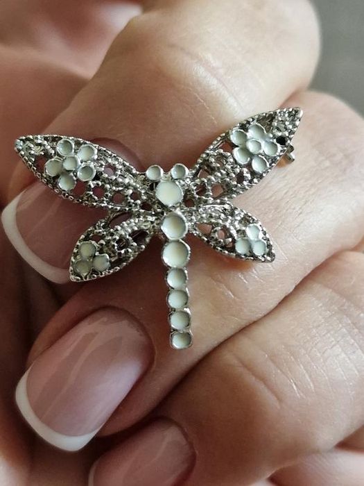 Гарна ніжна брошка у вигляді стрекози