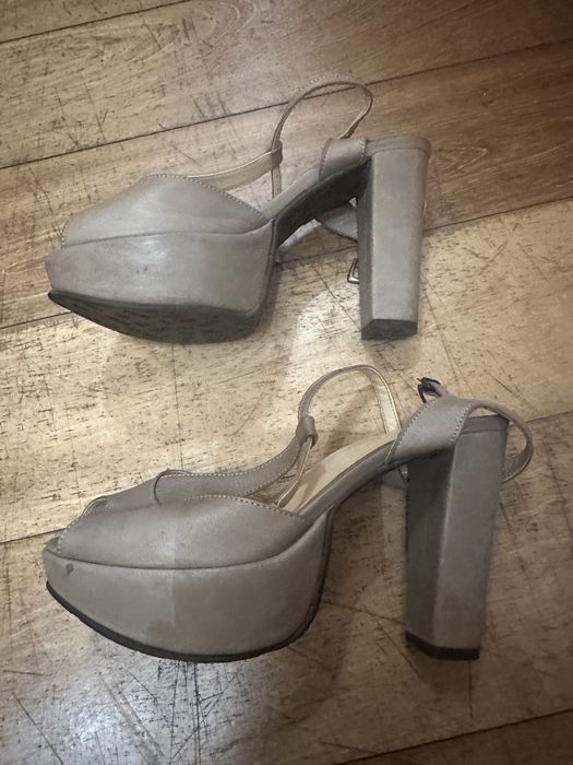 Sandalia da marca Hera de cor cinza / nude